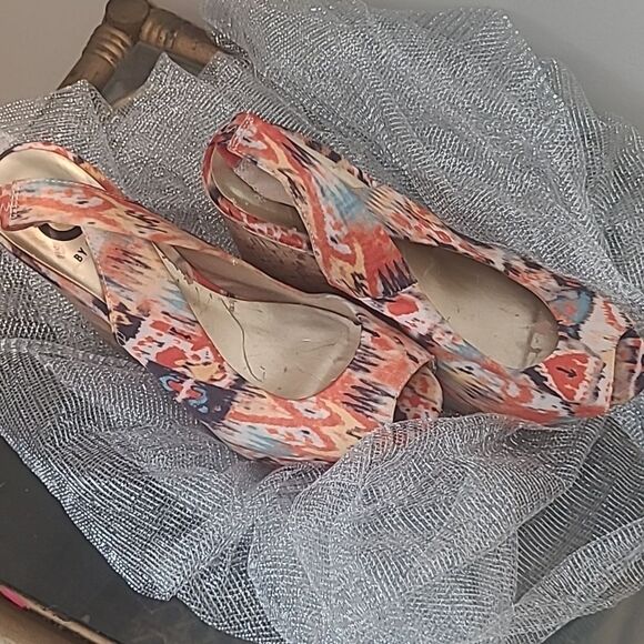 🛒GUESS 9.5 MULTI COLORED WEDGE - Picture 1 of 4